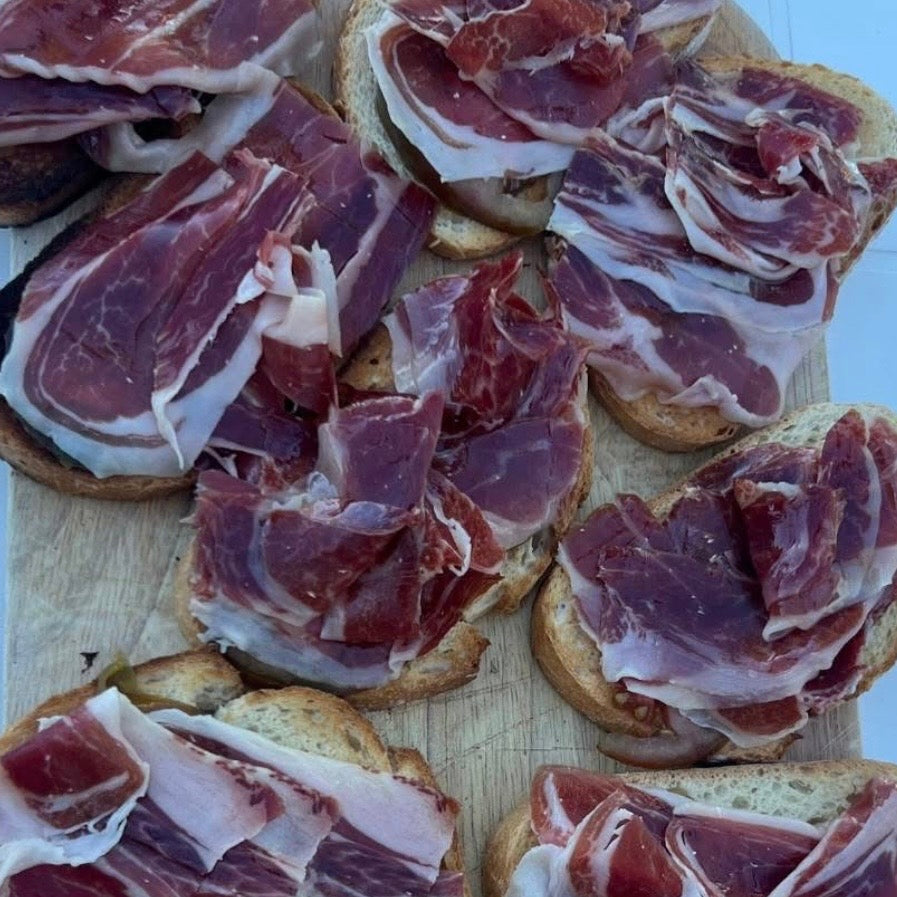 Duroc Jamòn Serrano. Med kniv og holder. KUN 249,95