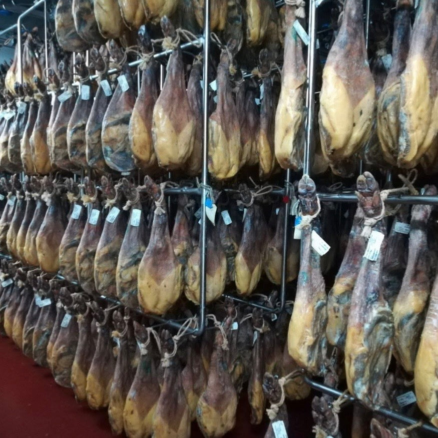 Duroc Jamòn Serrano. Med kniv og holder. KUN 249,95