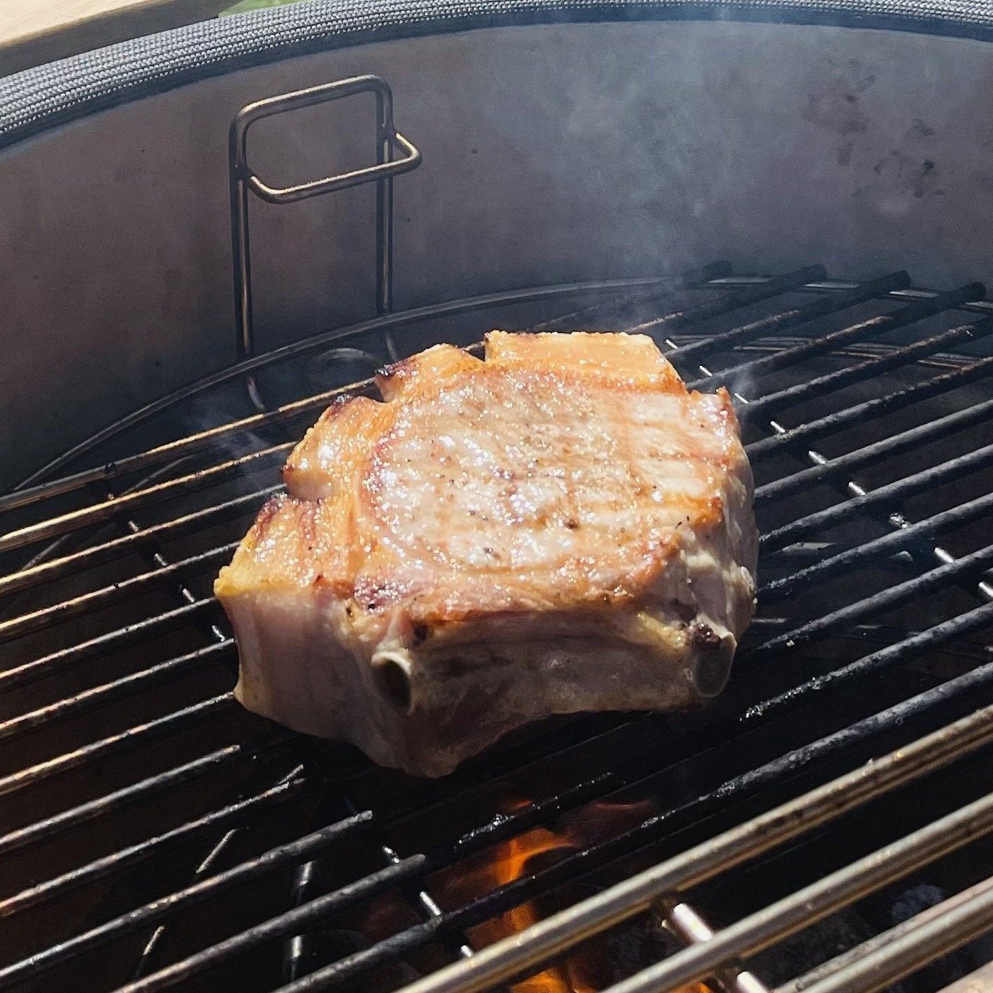 Store Grill Koteletter af gris med BBQ.